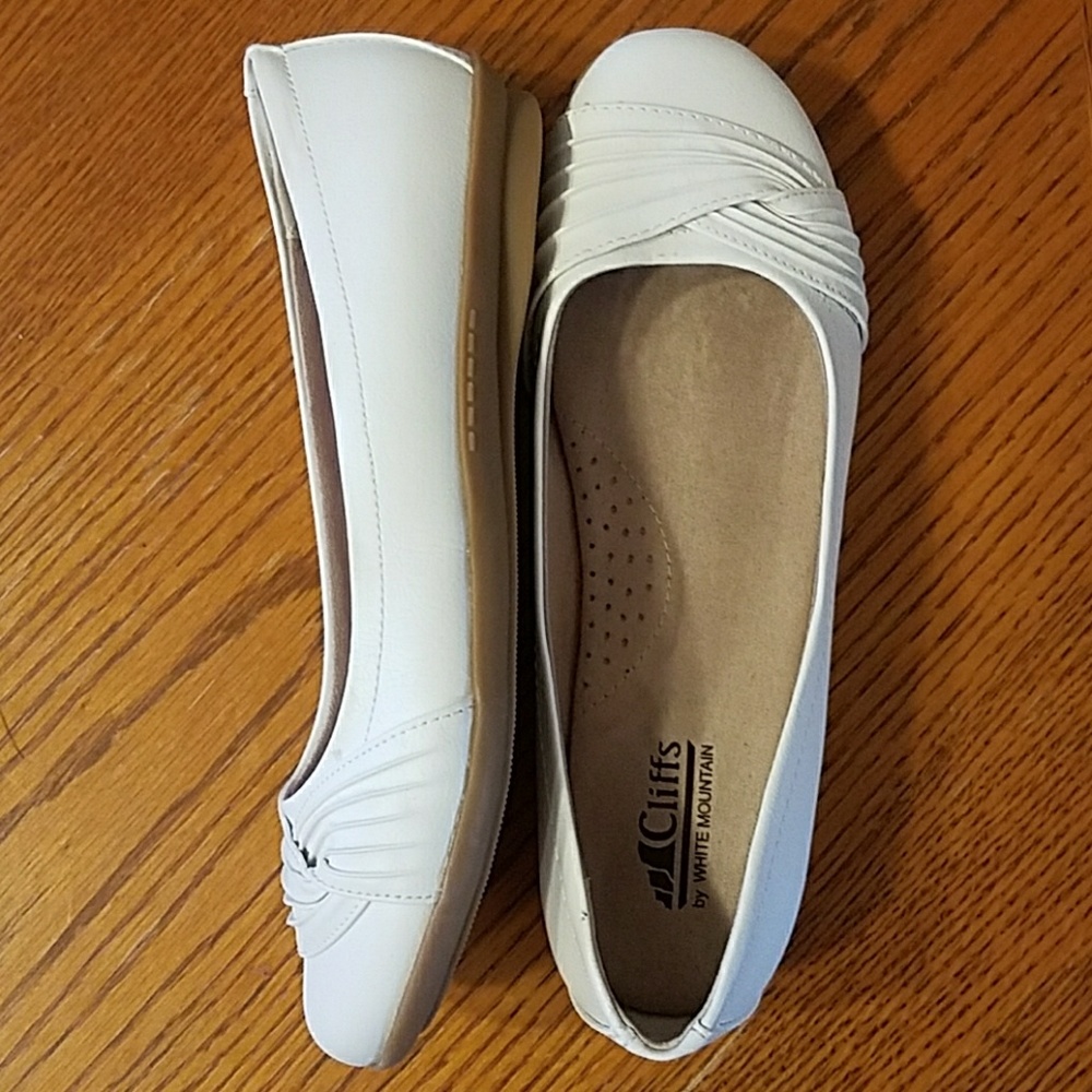 Very cute white flats